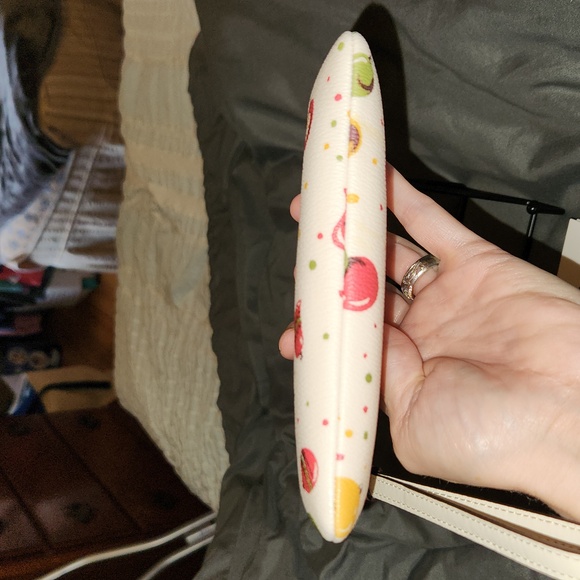 Coach RARE corner zip wristlet in ivory chalk with ornament print NWT 4x6. EN - Picture 4 of 12